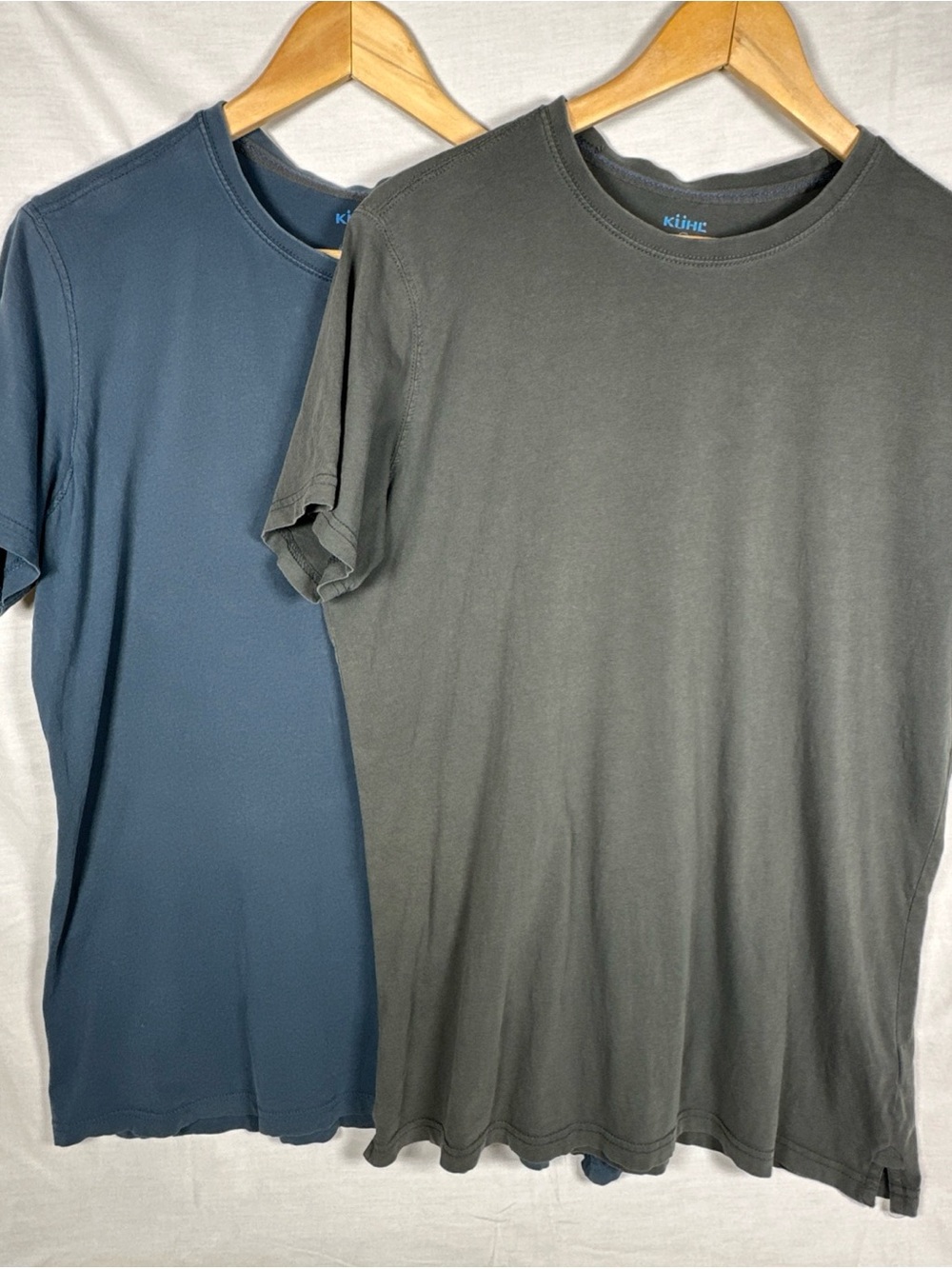 Kuhl Men's Short-Sleeve Crewneck Tee in Blue & Charcoal